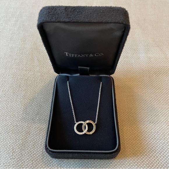 💙Tiffany & Co.💙18k White Gold Diamond Interlocking Circle Necklace - Picture 3 of 12